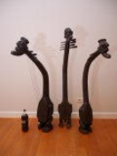 2001009 "Seto" harpen van de Mangbetu - DRC <b>Mooie decoratieve 4-snarige harpen met een uniek hoofd.</b><br>Verschillende stuks.<br><br> <b>Afmetingen:</b><br> H 121 - B 20 - D 52.<br>H 140 - B 20 - D 44<br><br> Harpen en andere snaarinstrumenten behoren tot de belangrijke kunstvormen in Afrika. Ze worden zowel gebruikt als muziekinstrument, als zuiver sculptuurwerk bij religieuze en seculiere ceremoniële functies. <br><br>Vaak wordt de menselijke vorm gebruikt als basis voor het instrument.<br><br>Traditioneel hebben Mangbetu harpen een plat ovaalvormig hoofd bovenaan de arm. Onder invloed van stijlen van buurstammen kunnen varianten ontstaan en krijgen we mengvormen. <br>De harpen hier zijn vrije varianten met hoofden geïnspireerd volgens de Songye stijl. Ze werden vervaardigd, eerder als decoratief element dan als muziekinstrument. 2001009-01