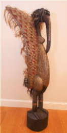 2001011 Grote, uitzonderlijke "Neushoornvogel" van de Senufo uit Zuid-Mali <b>Grote, uitzonderlijke <i>“Neushoornvogel” (Propianong)</i> van de Senufo uit Zuid-Mali<br><br>
Maten in cm:</b> H 115 – B 55 – D 31<br><br>
Mythologisch zijn de neushoornvogels de oprichters van het Senufo-volk. <br>
In hun samenleving worden grote beelden, vaak meer dan een meter hoog, gebruikt als symbool van vruchtbaarheid.<br><br>
Wanneer deze enorme vogels, door hen “Setien of Porpianong” genaamd, gesneden worden als vruchtbaarheidssymbool, dan raakt de lange snavel de uitstekende, bevruchte buik, de drager van het leven en symbool van continuïteit voor toekomstige generaties. <br><br>
De vleugels zijn steeds geometrisch versierd. <br><br>
Neushoornvogels zijn nobele vogels. Ze vormen paren voor het leven en delen in evenredigheid het opvoeden van hun jongen die ze beschermen door hun vleugels wijd uit te spreiden. Hierdoor worden ze meestal afgebeeld in hun rechtopstaande, beschermende houding.
 2001011-03.jpg