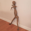 2001013 "Mabinda"' - houten danseres - Tanzania <b>Dit houten beeld stelt een <i>“Mabinda”</i>, een danseres van de Sukuma uit noordwest Tanzania voor.</b><br><br>Deze figuren, “Mabinda” genoemd, werden als ondersteunend element gebruikt in zeer theatrale, competitieve en vaak provocatieve dansoptredens tussen verschillende groepen. <br><br>Typisch voor deze beelden is dat er weinig specifieke kenmerken op aanwezig zijn. Het geslacht is zelfs soms onbepaald. De oogholten werden meestal bezet met kralen. Deze zijn niet meer aanwezig op dit beeld. Dit authentiek beeld vertoont verscheidene tekenen van gebruik en reparatie van de linker duim, waarschijnlijk afgebroken tijdens een hevig optreden.<br><br><b>Maten in cm:</b> H 95 – B 48 – D 28. 2001013-01.jpg