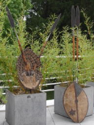 2001017 Masai speren voor de buffel jacht Deze authentieke speren zijn afkomstig uit Kenia en bestaan uit drie delen: een bladvormige ijzeren punt vooraan, een houten handvat en een lange, ijzeren pin onderaan. Deze speren worden zowel door de Masai als de Turkana krijgers gebruikt voor de <b>jacht op buffels</b>. <br>Andere naburige stammen zoals de Kikuyu gebruiken tevens deze speren, doch enkel voor ceremonieel gebruik.<br>Zij vormen een mooi decoratief onderdeel samen met afrikaanse schilden zoals het Kikuyu initiatie schild (artikel 2001016).<br><br><b>Lengte: cm</b> 2001017-01.jpg