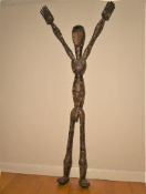 2001018 Ubanga Nyama beeld van de Lengola uit D.R.C. <b><i>”Ubanga Nyama”</i> uitneembaar beeld van de Lengola uit de D.R.C.</b><br><br>Deze ‘Ubanga Nyama” figuren vertegenwoordigen Suway, een voorouderlijke oprichter van de Lengola uit de D.R.C. Zo'n figuur wordt in het centrum van het dorp geplaatst na de begrafenis van de “Mungamba” hoogwaardigheidsbekleder zodat de mannen hem kunnen aanroepen.<br><br>Deze exuberante, spokende figuren bestaan uit zes stukken. De armen, benen en hoofd/ nek komen los van de romp en moeten worden vastgezet en lichtjes gelijmd worden om te kunnen staan. <br>Voor verzending moeten ze uit elkaar gehaald worden en opnieuw gemonteerd. <br><br>Ondanks zijn voorkomen, vertoont deze figuur geen tekenen van veelvuldig gebruik of ouderdom. Waarschijnlijk werd het gemaakt enkel voor verkoop. <br><br><Maat in cm:</b> H 181 - B 71 - D 15.
 2001018-01.jpg