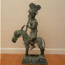 2001019 Bronzen "OBA - Koning te paard" - Benin <b> Groot <i>”Oba”</i> bronzen beeld uit Benin van een koning te paard.</b><br><br>
Dit mooie expressieve OBA beeld werd met de <b><i>“lost wax”</i> methode</b> vervaardigd en is daardoor uniek in zijn soort. Hierdoor is het stuk uniek. De mal waarin het gegoten werd, werd stukgeslagen om het beeld eruit te kunnen halen. Het beeld werd vervaardigd met veel aandacht voor details. De koning draagt een kroon en heeft zowel zwaard als scepter ter hand. Ook het paard werd mooi afgewerkt met rijkelijke details.<br><br>Ruiters hebben groot aanzien, zij symboliseren rijkdom en macht.<br><br> Dit beeld is door de tijd geoxideerd en heeft een mooi verouderd patina. Het dateert van ongeveer de helft van de 20e eeuw.<br><br>
<b>Maten in cm:</b><br> H 87 - B 50 - D 30.br><br>
<b>Gewicht:</b> 20 kg.
 2001019-01.jpg