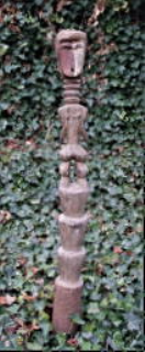 2001024 "Bongo-Belanda" gedenkpalen uit Zuid-Soudan <b>Deze grote sculpturen zijn afkomstig van de <i>“Bongo en Belanda”</i> stammen uit Zuid-Soedan.</b><br><br>
De Bongo en Belanda zijn veehouders, jagers en verzamelaars in het zuidwesten van Soedan. Hun artistieke getuigenissen zijn voornamelijk funeraire gedenkpalen, die ongeveer een jaar na de dood van een belangrijk stamlid worden opgericht. Met plechtige ceremonies worden grote stenen opgestapeld over het graf van de overledene, waarop deze herdenkingsfiguren geplaatst en verankerd worden. <br><br><b>Er zijn twee soorten gedenkpalen bij de Bongo en Belanda:</b><br><br>1. Het meest voorkomende type zijn eenvoudige houten palen, waarin schijfvormige, ronde onderverdelingen zijn ingesneden. Deze ‘schijven’ symboliseren het bezit van vee en de ‘winstfeesten’ die de overledene voor de gemeenschap heeft georganiseerd. Deze funeraire palen hebben enkel een gestileerde kop aan de bovenkant. (zie product nr. 20010022) <br><br>2. Volledige figuren, zoals deze hier, vormen het zeldzamere type. Ze worden in één stuk uit dens hardhout gesneden.<br><br>Ons eerste stuk is een traditioneel uitgevoerde Bongo met het hoofd afzonderlijk weergegeven. Halfmanige ogen, een platte neus en eerder rechthoekige mond. De armen liggen dicht bij het slanke, proportioneel langwerpige lichaam en lopen er bovenaan in over. De benen en nek zijn uitgevoerd in ringen, wat nogmaals wijst op de belangrijkheid van de figuur. <br><b>Maat: H 143 – B 12 – D 15 cm.<br>Gewicht:8,7 kg.</b><br><br>Het tweede stuk is een aparte variant, waarschijnlijk uit de 20ste eeuw, te merken aan de broek in plaats van een volledig naakt lichaam. Een uniek stuk. Ook het ongewone hoofddeksel wijst erop dat deze persoon zich al tijdens zijn leven sterk van de anderen onderscheiden heeft. Bovenaan op de kop zijn enkele holtes (voor offergaven?) Het geheel doet vermoeden dat het hier handelt over een koloniaal of koloniaal sterk beinvloed persoon, op traditionele Belanda wijze begraven. <br><br><b>Maat: H 107 – B 21 – D 17.<br>Gewicht: 8,1 kg.</b>
 2001024-01.jpg