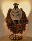 2011002 Antiek Masker in tropisch lichthout - Lionman -backlighted  2011002.jpg