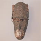 2015003 Apenmasker van de Bulu uit Kameroen <br><b>Maten in cm: H 37 – B 17 – D 17.</b> <br><br> Een mooi, in detail uitgewerkt oud Afrikaans masker van een expressieve, serene gorilla.<br><br> Dit type masker had als doel te helpen tegen ziekte en zielenpijn. Het stoot alle boze geesten af en is zo het standaardgereedschap van de genezer.<br><br>Met de hand gesneden uit één stuk hout en verfraaid met kleurpigmenten en nagelkoppen. <br><br>De Bulu leven in het grensgebied tussen Kameroen en Gabon. Ze maken deel uit van de Fang-stam en wonen niet ver van Kwele, waarmee ze culturele overeenkomsten delen. Ze beoefenden een <b>Ngi</b>-ritueel tegen tovenarij, in het bijzonder tegen vergiftigingen. <br>Ngi is de gorilla in hun taal. 2015003-01.jpg