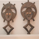 2015004 Bakota beeldjes -  hout bezet met gehamerde messing -  L <b><i>Traditionele reliekbeschermer van de "(Ba)Kota" mensen (Mahongwe stam) uit Gabon.</i></b> .<br><br>Bang voor de doden, de Mahongwe vertonen grote devotie voor relieken van belangrijke voorouders. Bij het overlijden van een chef nemen de ingewijden verscheidene relieken van het lichaam van de overledene en bewaren die samen met andere magische elementen in geweven manden waarop ze deze beelden als bewakers plaatsen. Typisch voor deze houten beelden is de decoratie met dunne koperen of messing strips, plaatjes of draad. 2015004-01.jpg