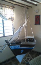 2100000 Miniatuur "Dow"  boot op schaal 1/10 - Kenia <b>Waarheidsgetrouwe <i>“Dhow Kano”</i> uit Kenia.<br><br>Afmetingen in cm:</b><br> L 275 - B 77 - H 225.<br><br>De traditionele boten in Kenia zijn "Dhow" zeilboten. Ze worden als kustvaarders gebruit en om van eiland naar eiland te varen.<br><br>Deze boot werd uit planchetten van Afrikaanse Teak samengesteld door de kunstenaar Chea uit Diani-Beach. Het is een volledig getrouwe weergave op schaal 1/10 van de boten die aan de zuidkust in Kenia nog steeds in gebruik zijn.<br><br>Deze boot leent zich uitstekend als een exotische design stuk voor grote ruimten.<br><br>De boot werd rechtstreeks van de kunstenaar gekocht.  2100000.jpg