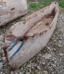 2100005 Natuurlijk verweerde "Dhow-kano" - Teak - Kenia - Digo Simutu <b><i>“Dhow Kano”</i> uit Kenia.<br><br>Afmetingen in cm:</b><br> L 320 - B 55 - H 50.<br><br>In Kenia gebruiken vissers kano-achtige zeilbootjes om voor de kust te vissen. Er zijn vele kleine varianten.<br><br>De kano werd uit volle Afrikaanse Teak uitgehouwen, "Digo Simutu" gedoopt en is nu door zee, weer en wind natuurlijk gepatenteerd. Hierdoor heeft hij een aparte uitstraling.<br><br>Deze boot met platte bodem leent zich uitstekend als basismateriaal voor een exotische design ornament, zowel voor binnen als voor buiten.<br><br>De kano werd rechtstreeks van een Keniaanse visser gekocht zodat hij een nieuwe boot kon laten maken en terug op zee kon gaan vissen om zo zijn gezin te onderhouden.  2100005-01.jpg