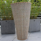 7005014 Geweven mega-vaas opengaand naar boven toe <b><i>XXXL "Opstaande rieten vaas"</i>  uit Kenia. </b><br> Met de hand geweven. <br> <br>Ideaal om open ruimten op te vullen.<br><br><b> Maat in cm bij benadering: </b><br><br>Diameter boven 60 - Diameter onder 30 - Hoog 105.<br>Maten kunnen door het handwerk licht afwijken. 7005014-01.jpg