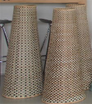 7005041 Geweven mega-vaas vernauwde bovenzijde <b><i>XXXL "Opstaande rieten vaas"</i>  uit Kenia. </b><br> Met de hand geweven. <br> <br>Ideaal om open ruimten op te vullen.<br><br><b> Maat in cm bij benadering: </b><br><br>Diameter boven 23 - Diameter onder 47 - Hoog 105.<br>Maten kunnen door het handwerk licht afwijken. 7005041-01.jpg