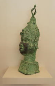2001005 Koperen hoofd van een koningin uit Ife - Yoruba - Nigeria biLevensgroot bronzen hoofd van een Yoruba koningin uit Ife, Nigeria./i/b .brbrIn het oude Benin-koninkrijk Ife, namen de Iyoba een belangrijke en historisch plaats in binnen de politieke hiërarchie van Benin. De titel werd voor het eerst verleend aan Idia, de moeder van koning Esigie, die haar politieke vaardigheden gebruikte om het koninkrijk van haar zoon te redden van ontbinding in de late vijftiende eeuw. Sinds die tijd worden koningin-moeders beschouwd als krachtige beschermers van hun zonen. Vanwege het enorme aanzien dat ze krijgen, hebben ze het recht om gegoten koperen sculpturen van zichzelf uit te geven voor religieus of persoonlijk gebruik. Dit prachtige bronzen hoofd dat hier wordt getoond, is een herdenkingsstuk van een koningin-moeder.brbrHet beeld bevat een hele reeks expressieve details en werd met de bi“lost wax”/i methode/b in één stuk gegoten. Hierdoor is dit bronzen beeld uniek. De mal waarin ze gegoten worden, wordt immers stukgeslagen om hetbeelden eruit te kunnen halen. Deze figuur is geoxideerd en heeft een mooi verouderde patina. het dateert van ongeveer de helft van de 20e eeuw.brbr
bMaten in cm:/b H 72 - B 22 - D 22.brbr
bGewicht:/b 8,1 kg.
 2001005-02.jpg