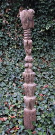 2001024 "Bongo-Belanda" gedenkpalen uit Zuid-Soudan bDeze grote sculpturen zijn afkomstig van de i“Bongo en Belanda”/i stammen uit Zuid-Soedan./bbrbr
De Bongo en Belanda zijn veehouders, jagers en verzamelaars in het zuidwesten van Soedan. Hun artistieke getuigenissen zijn voornamelijk funeraire gedenkpalen, die ongeveer een jaar na de dood van een belangrijk stamlid worden opgericht. Met plechtige ceremonies worden grote stenen opgestapeld over het graf van de overledene, waarop deze herdenkingsfiguren geplaatst en verankerd worden. brbrbEr zijn twee soorten gedenkpalen bij de Bongo en Belanda:/bbrbr1. Het meest voorkomende type zijn eenvoudige houten palen, waarin schijfvormige, ronde onderverdelingen zijn ingesneden. Deze ‘schijven’ symboliseren het bezit van vee en de ‘winstfeesten’ die de overledene voor de gemeenschap heeft georganiseerd. Deze funeraire palen hebben enkel een gestileerde kop aan de bovenkant. (zie product nr. 20010022) brbr2. Volledige figuren, zoals deze hier, vormen het zeldzamere type. Ze worden in één stuk uit dens hardhout gesneden.brbrOns eerste stuk is een traditioneel uitgevoerde Bongo met het hoofd afzonderlijk weergegeven. Halfmanige ogen, een platte neus en eerder rechthoekige mond. De armen liggen dicht bij het slanke, proportioneel langwerpige lichaam en lopen er bovenaan in over. De benen en nek zijn uitgevoerd in ringen, wat nogmaals wijst op de belangrijkheid van de figuur. brbMaat: H 143 – B 12 – D 15 cm.brGewicht:8,7 kg./bbrbrHet tweede stuk is een aparte variant, waarschijnlijk uit de 20ste eeuw, te merken aan de broek in plaats van een volledig naakt lichaam. Een uniek stuk. Ook het ongewone hoofddeksel wijst erop dat deze persoon zich al tijdens zijn leven sterk van de anderen onderscheiden heeft. Bovenaan op de kop zijn enkele holtes (voor offergaven?) Het geheel doet vermoeden dat het hier handelt over een koloniaal of koloniaal sterk beinvloed persoon, op traditionele Belanda wijze begraven. brbrbMaat: H 107 – B 21 – D 17.brGewicht: 8,1 kg./b
 2001024-02.jpg