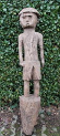 2001024 "Bongo-Belanda" gedenkpalen uit Zuid-Soudan bDeze grote sculpturen zijn afkomstig van de i“Bongo en Belanda”/i stammen uit Zuid-Soedan./bbrbr
De Bongo en Belanda zijn veehouders, jagers en verzamelaars in het zuidwesten van Soedan. Hun artistieke getuigenissen zijn voornamelijk funeraire gedenkpalen, die ongeveer een jaar na de dood van een belangrijk stamlid worden opgericht. Met plechtige ceremonies worden grote stenen opgestapeld over het graf van de overledene, waarop deze herdenkingsfiguren geplaatst en verankerd worden. brbrbEr zijn twee soorten gedenkpalen bij de Bongo en Belanda:/bbrbr1. Het meest voorkomende type zijn eenvoudige houten palen, waarin schijfvormige, ronde onderverdelingen zijn ingesneden. Deze ‘schijven’ symboliseren het bezit van vee en de ‘winstfeesten’ die de overledene voor de gemeenschap heeft georganiseerd. Deze funeraire palen hebben enkel een gestileerde kop aan de bovenkant. (zie product nr. 20010022) brbr2. Volledige figuren, zoals deze hier, vormen het zeldzamere type. Ze worden in één stuk uit dens hardhout gesneden.brbrOns eerste stuk is een traditioneel uitgevoerde Bongo met het hoofd afzonderlijk weergegeven. Halfmanige ogen, een platte neus en eerder rechthoekige mond. De armen liggen dicht bij het slanke, proportioneel langwerpige lichaam en lopen er bovenaan in over. De benen en nek zijn uitgevoerd in ringen, wat nogmaals wijst op de belangrijkheid van de figuur. brbMaat: H 143 – B 12 – D 15 cm.brGewicht:8,7 kg./bbrbrHet tweede stuk is een aparte variant, waarschijnlijk uit de 20ste eeuw, te merken aan de broek in plaats van een volledig naakt lichaam. Een uniek stuk. Ook het ongewone hoofddeksel wijst erop dat deze persoon zich al tijdens zijn leven sterk van de anderen onderscheiden heeft. Bovenaan op de kop zijn enkele holtes (voor offergaven?) Het geheel doet vermoeden dat het hier handelt over een koloniaal of koloniaal sterk beinvloed persoon, op traditionele Belanda wijze begraven. brbrbMaat: H 107 – B 21 – D 17.brGewicht: 8,1 kg./b
 2001024-03.jpg