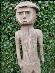 2001024 "Bongo-Belanda" gedenkpalen uit Zuid-Soudan bDeze grote sculpturen zijn afkomstig van de i“Bongo en Belanda”/i stammen uit Zuid-Soedan./bbrbr
De Bongo en Belanda zijn veehouders, jagers en verzamelaars in het zuidwesten van Soedan. Hun artistieke getuigenissen zijn voornamelijk funeraire gedenkpalen, die ongeveer een jaar na de dood van een belangrijk stamlid worden opgericht. Met plechtige ceremonies worden grote stenen opgestapeld over het graf van de overledene, waarop deze herdenkingsfiguren geplaatst en verankerd worden. brbrbEr zijn twee soorten gedenkpalen bij de Bongo en Belanda:/bbrbr1. Het meest voorkomende type zijn eenvoudige houten palen, waarin schijfvormige, ronde onderverdelingen zijn ingesneden. Deze ‘schijven’ symboliseren het bezit van vee en de ‘winstfeesten’ die de overledene voor de gemeenschap heeft georganiseerd. Deze funeraire palen hebben enkel een gestileerde kop aan de bovenkant. (zie product nr. 20010022) brbr2. Volledige figuren, zoals deze hier, vormen het zeldzamere type. Ze worden in één stuk uit dens hardhout gesneden.brbrOns eerste stuk is een traditioneel uitgevoerde Bongo met het hoofd afzonderlijk weergegeven. Halfmanige ogen, een platte neus en eerder rechthoekige mond. De armen liggen dicht bij het slanke, proportioneel langwerpige lichaam en lopen er bovenaan in over. De benen en nek zijn uitgevoerd in ringen, wat nogmaals wijst op de belangrijkheid van de figuur. brbMaat: H 143 – B 12 – D 15 cm.brGewicht:8,7 kg./bbrbrHet tweede stuk is een aparte variant, waarschijnlijk uit de 20ste eeuw, te merken aan de broek in plaats van een volledig naakt lichaam. Een uniek stuk. Ook het ongewone hoofddeksel wijst erop dat deze persoon zich al tijdens zijn leven sterk van de anderen onderscheiden heeft. Bovenaan op de kop zijn enkele holtes (voor offergaven?) Het geheel doet vermoeden dat het hier handelt over een koloniaal of koloniaal sterk beinvloed persoon, op traditionele Belanda wijze begraven. brbrbMaat: H 107 – B 21 – D 17.brGewicht: 8,1 kg./b
 2001024-04.jpg