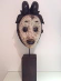 2013002 Punu Maskers - tropisch hardhout - Gabon bTraditionele en hedendaagse i”Punu”/i maskers afkomstig uit Zuid-Afrika.brbrMaten in cm:/bbrTraditioneel masker: H 34 – B 25 – D 10.br Hedendaags masker: H .. – B .. – D …brbrDit type maskers wordt gebruikt door verschillende stammen in Gabon. brHet traditionele masker hier is een kopie van een bi"Punu-Mmwo"/i/b, een meisjesgeest masker. Het beeldt een mooi meisje af, met haar witte gezicht in een serene uitdrukking. Net als in het leven draagt dit meisje een mooi uitgebreid kapsel. Het masker werd traditioneel gedragen samen met een kleurrijk kostuum.  brHet hedendaagse masker is een artistieke variant, puur voor decoratie.brbrbiPunu/i-maskers/b vertegenwoordigen de gezichten van geïdealiseerde vrouwelijke voorouders. De witte kleur van het masker is geslachtloos; wit is een symbool voor vrede, goden, geesten van de doden en het hiernamaals. Het is dus de overheersende kleur in begrafenisvieringen en gedenktekens. Daarom werden de witte maskers tijdens begrafenissen gedragen. Ze werden ook voor magische riten gebruikt met als doel tovenaars te ontmaskeren. brbrDe maskers hebben realistische, meestal witte maar soms zwarte gezichten met uitstekende tuitende lippen, bolvormige uitstekende ogen ingesneden met een bocht, hoge koepelvormige voorhoofden en karakteristieke stijve hoge coiffures die de haarstijlen van de Punu weerspiegelen. brDe maskers hebben vaak een oosterse uitdrukking, maar een dergelijke invloed is niet vastgesteld. brVeel Punu-maskers zijn te herkennen aan verhoogde ruitvormige scarificatietekens op het voorhoofd en de slapen.  2013002.jpg